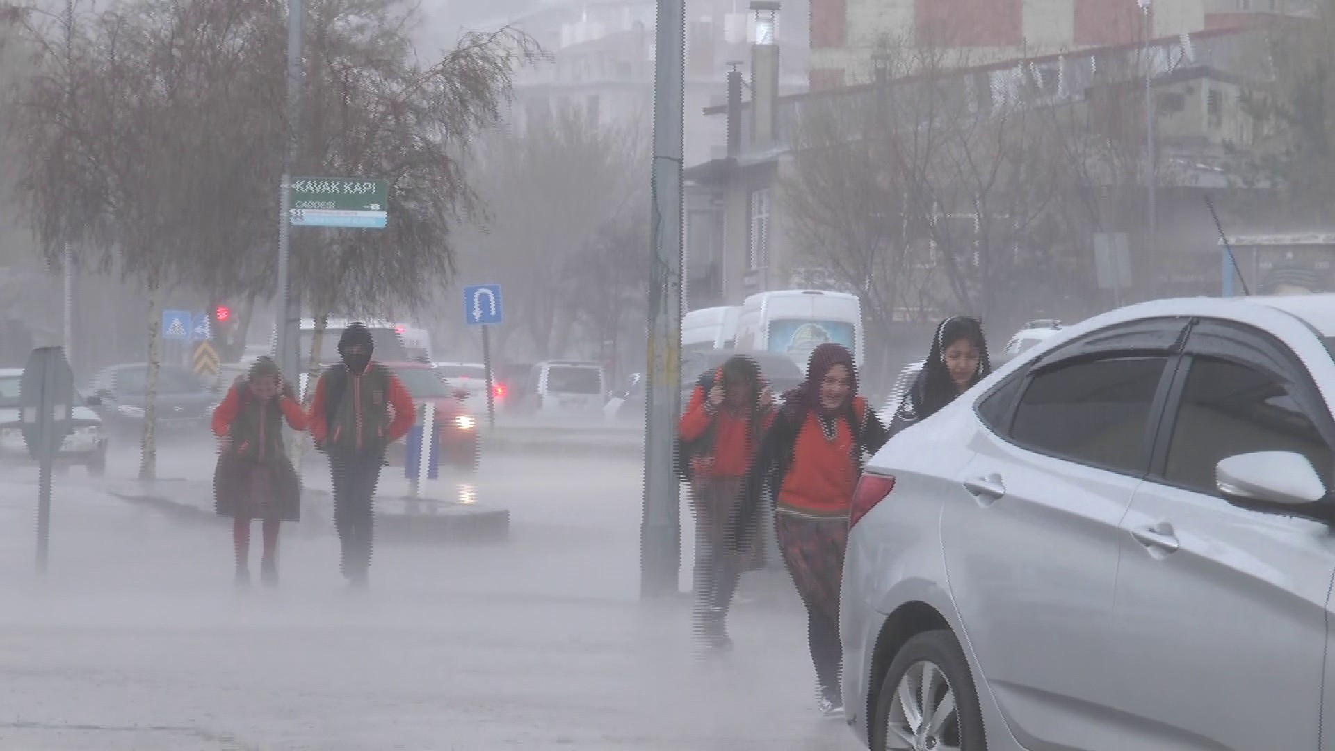 Erzurum’da dolu ve sağanak yağış etkili oldu