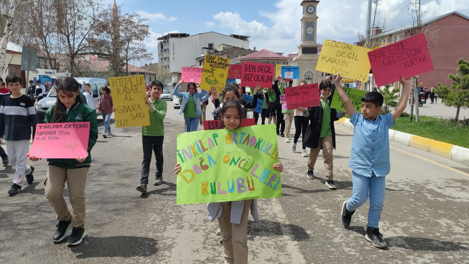 Öğrenciler israfa dur demek için yürüdü